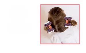 Detail einer lila Pailletten-Haarschleife zu Halloween mit Kürbis-Motiv für Kinder