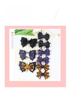 Détail de barrettes d'Halloween avec paillettes, motifs chauve-souris et citrouille
