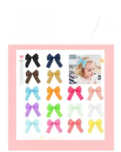 Vista dettagliata di 15 fiocchi per capelli colorati in grosgrain per bambini e neonati