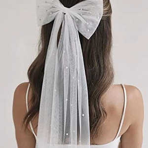 Elegante pinza de pelo con lazo de malla blanca con perlas y cintas de velo largo