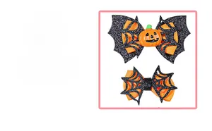 Détail de nœuds à cheveux d'Halloween avec tête de citrouille et ailes de chauve-souris