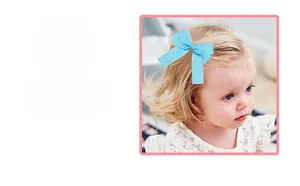 Fermaglio per capelli con fiocco in nastro grosgrain azzurro indossato da bimba