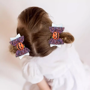 Glitzernde Halloween Kürbis-Haarschleifen für Kinder in einer stylischen Draufsicht