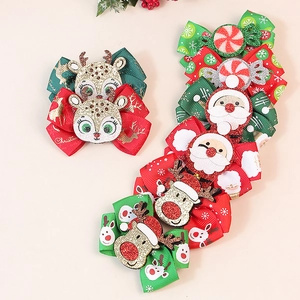 Lot de barrettes de Noël avec motifs renne et Père Noël sur un fond beige chaleureux