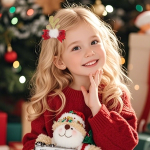 Barrette de Noël faite main avec bois de cerf et nœud écossais rouge portée par une petite fille