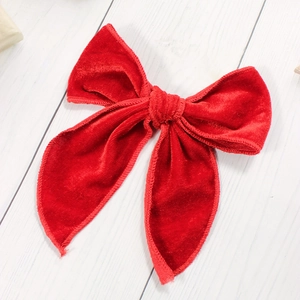 Barrette de Noël faite main en velours rouge avec texture élégante pour cheveux