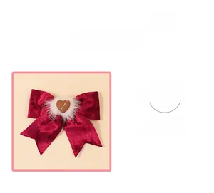 Détail de la barrette en velours rouge avec cœur en strass et bordure en fausse fourrure