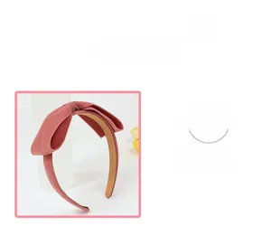 Détail du serre-tête avec nœud en velours rose et doublure intérieure antidérapante