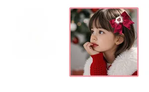 Détail d'un nœud papillon en velours rouge avec cœur en peluche pour coiffure festive