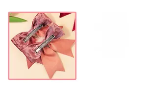 Détail de l'arrière des barrettes nœuds en velours rose avec clips crocodile en métal robustes