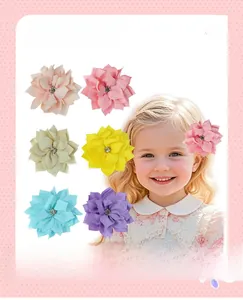 Detail von geschichteten Chiffon-Blumen-Haarspangen mit Strasssteinen in vielen Farben