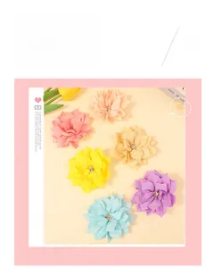 Detailansicht mehrlagiger Chiffon-Blumen mit Strasssteinen in sechs Pastellfarben