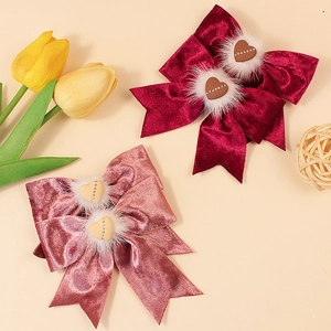 Barrettes nœuds en velours avec pompons et cœurs en strass en rouge et rose poudré