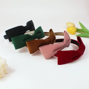 Lot de serre-têtes chic en velours avec nœud en cinq couleurs sur fond minimaliste