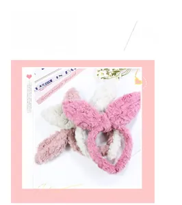 Vue détaillée des serre-têtes oreilles de lapin en peluche rose, blanche et grise douce