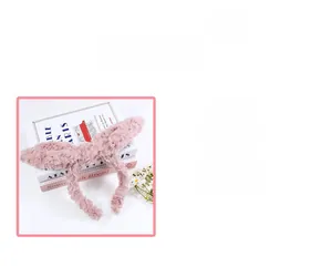 Vue détaillée du bandeau oreilles de lapin en peluche rose montrant le matériau doux