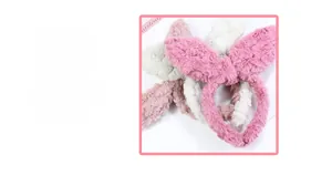 Gros plan de bandeaux oreilles de lapin en peluche douce, coloris rose, crème et rose poudré