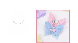 Détail d'une pince à cheveux papillon en dentelle avec strass et dégradé de couleurs