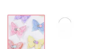 Détail de pince à cheveux papillon en dentelle avec pompons colorés et cristaux brillants