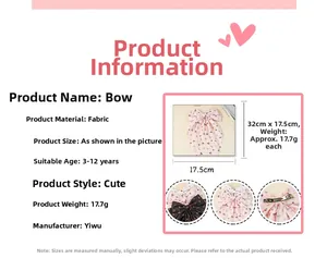 Dettaglio del fermaglio per capelli a fiocco rosa con stampe di ciliegie e metallo