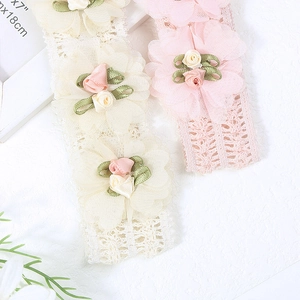 Fasce in pizzo color crema e rosa con petali di organza e dettagli di rose di seta