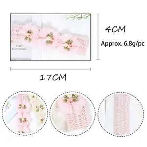 Fascia per neonati in pizzo rosa con fiori in rete 3D e dettagli di rose in seta