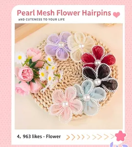 Detalle de pinzas de flores de tul hechas a mano con perlas en rosa, lila y azul