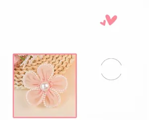 Detalle de flor de malla rosa hecha a mano con perla central y adorno de encaje delicado