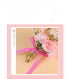 Dettaglio di rose di seta rosa con fiori bianchi e nastro di raso per decorazioni
