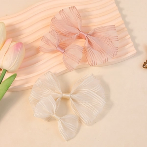 Set de pinzas para el pelo con lazos de tul rosa y blanco en bandeja decorativa