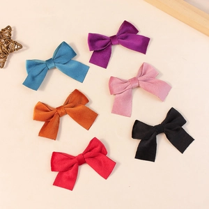 Set aus sechs bunten Samt-Haarschleifen in Violett, Blau, Rosa, Orange, Schwarz und Rot