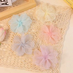 Eleganti accessori per capelli con fiori in organza in cinque colori pastello