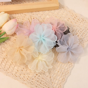Eleganti fiori in organza multistrato in vari colori tenui per decorazioni artigianali fai-da-te