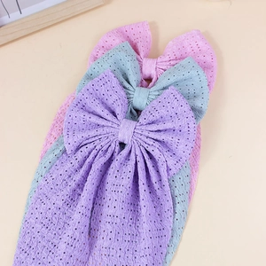 Barrette à cheveux avec nœud en maille ajourée et longs rubans en violet, menthe et rose