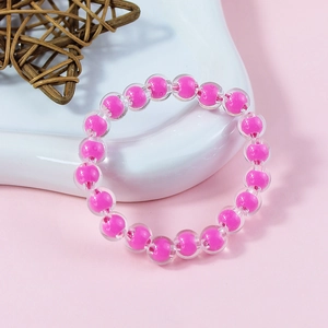 Κοντινό πλάνο με ροζ ακρυλικές χάντρες διπλής στρώσης σε βραχιόλι με γυαλιστερές λεπτομέρειες