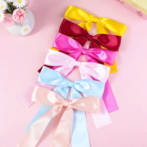 Noeuds de cheveux élégants en ruban de satin coloré avec de longs rubans pour filles