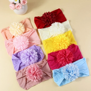 Set di nove fasce per neonati in nylon colorato con grandi fiori in tessuto per bimbe
