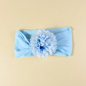 Fascia elastica azzurra per neonati con un grande fiore in tessuto a strati morbidi