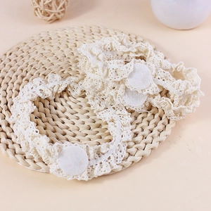 Bandeau en dentelle crochetée crème faite à la main avec design floral élastique