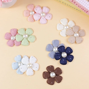 Fiori 3D in tessuto fatti a mano con strass lucenti e perle centrali eleganti