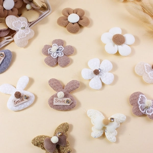 DIY stoffen accessoireset met beige vlinders en pluche bloemen voor haarspelden