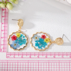 Fashionable wave-shaped resin drop earrings with colorful dried flowers and gold foil accents