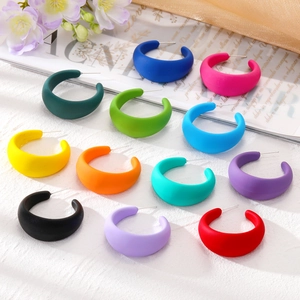 Boucles d'Oreilles Créoles Forme C Colorées Mates Douces Boucles d'Oreilles Géométriques en Résine pour Femmes Bijoux
