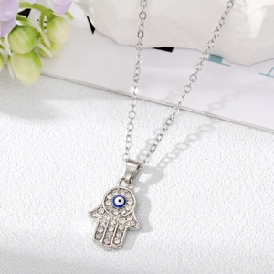 Macro di ciondolo mano di Fatima argento con strass e amuleto blu contro il malocchio