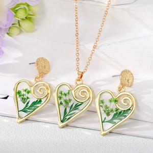 Parure de bijoux cœur avec de vraies fleurs séchées vertes et résine dorée élégante