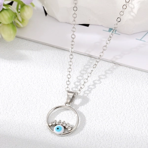 Dettaglio della collana occhio del diavolo con ciglia brillanti su catena d'argento