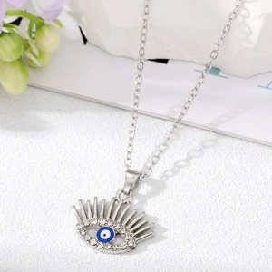 Dettaglio del ciondolo malocchio in argento con smalto blu e strass lucidi