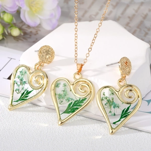 Parure bijoux cœur faits main avec de vraies fleurs vertes séchées, collier et boucles d'oreilles