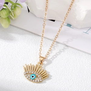 Collana malocchio con ciglia dorate e strass scintillanti su una catena sottile