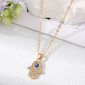 Collana Mano di Fatima con occhio del male e zirconi su base in pietra bianca opaca